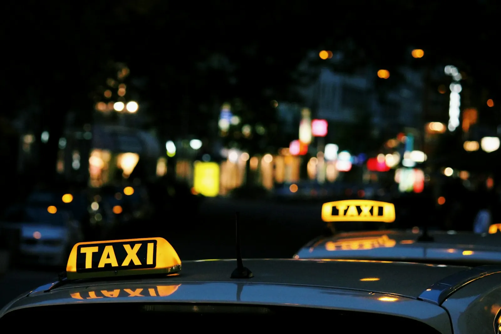 Enseigne lumineuse d'un taxi, symbole d'un artisan taxi visible et facile à trouver